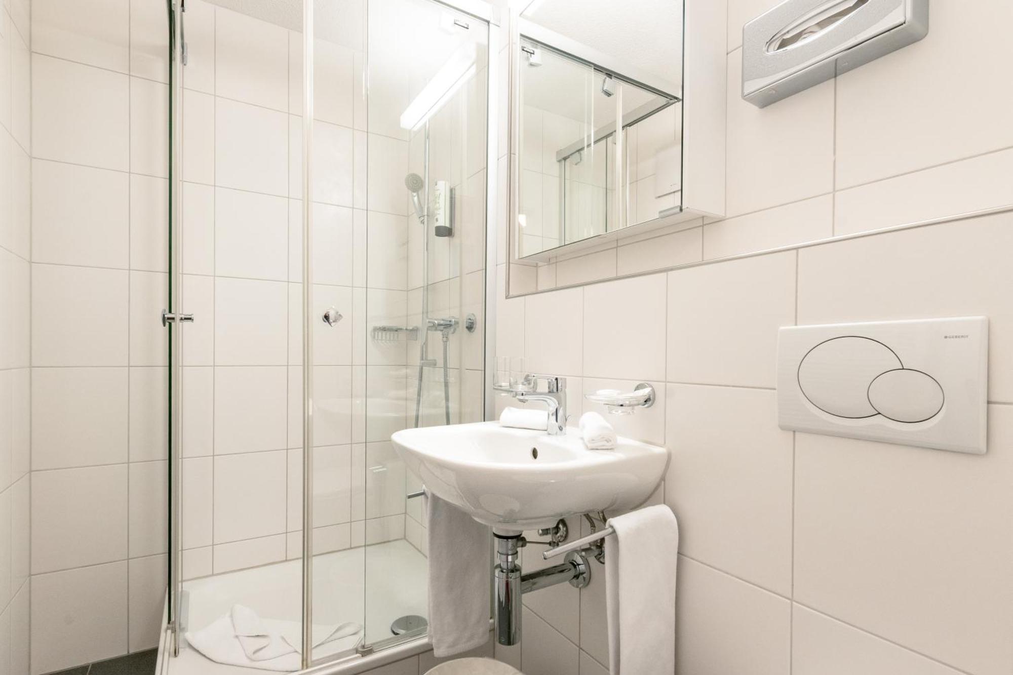 Hotel Kreuz Leissigen Bagian luar foto